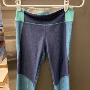 Outdoor Voices Small 3/4 Warmup/Textured Compression Leggings
